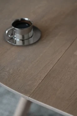 CLAPPERTON Matbord runt Ø140 sandfärgad ek