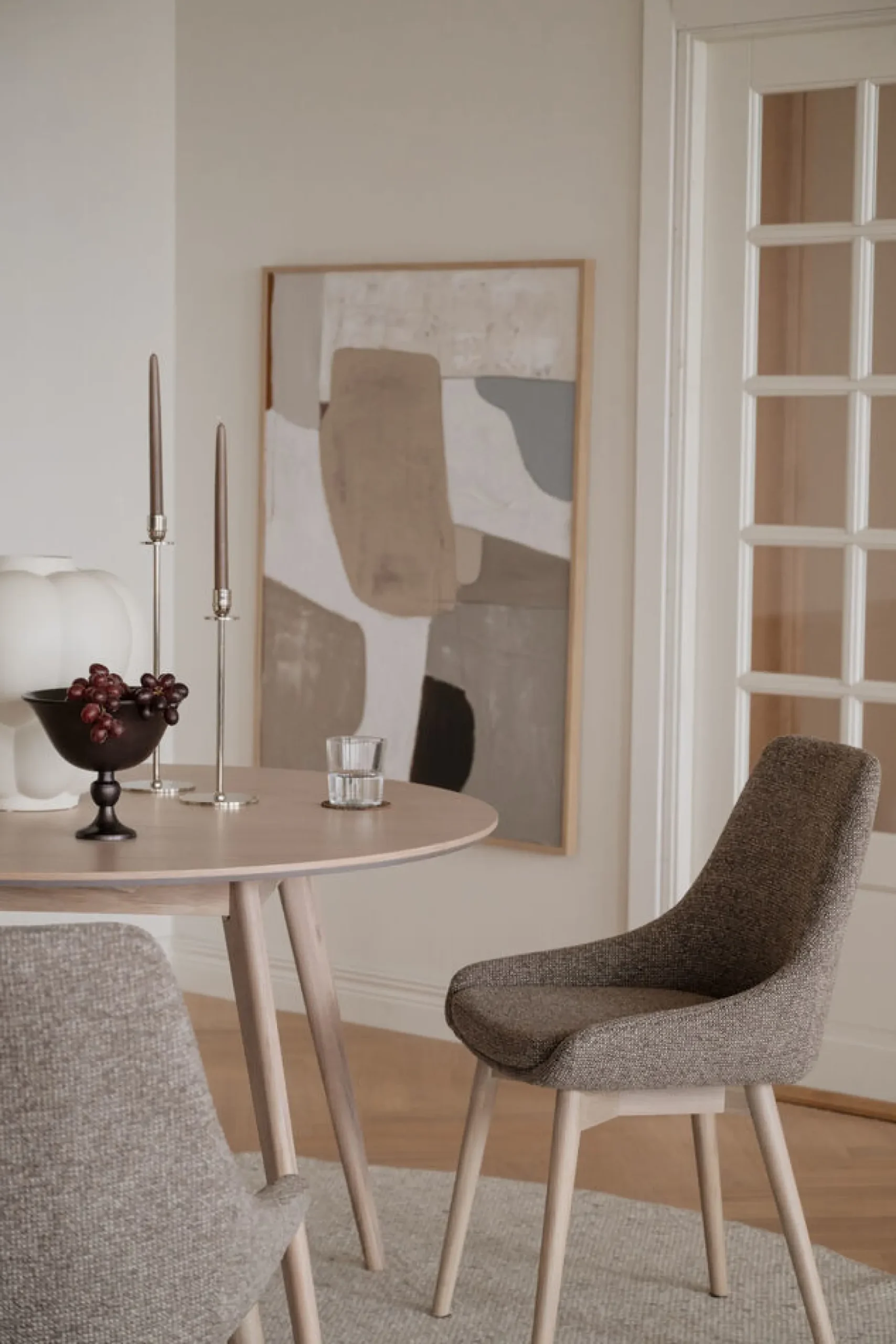 DENLEY Stol mörkbeige tyg/vitpigmenterade ekben