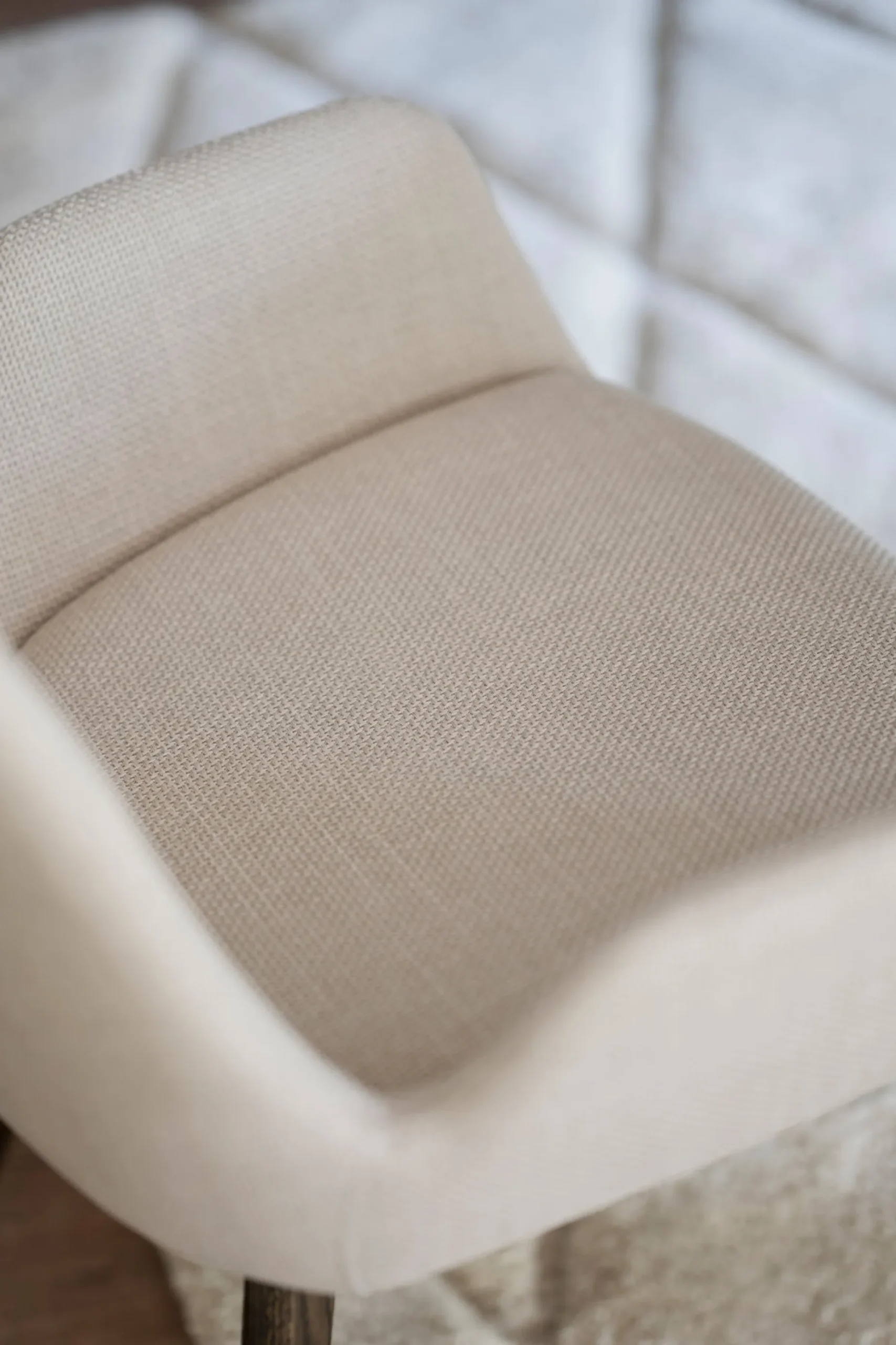 DRIMSDALE karmstol beige tyg/bruna ekben