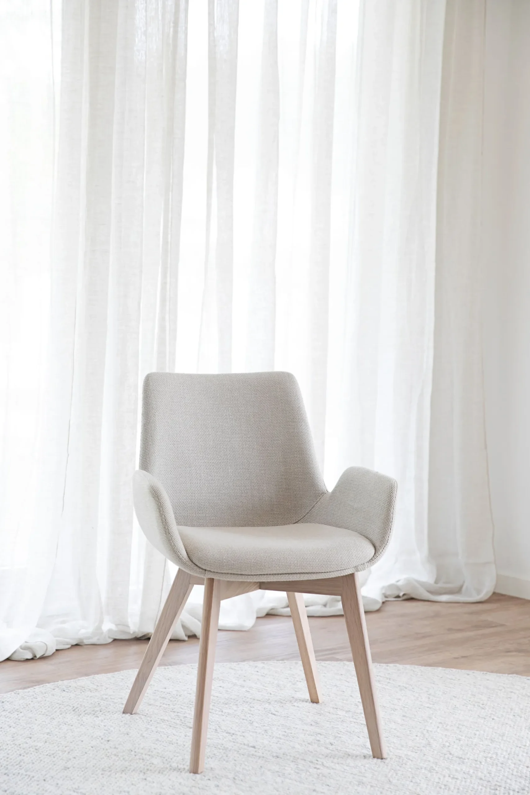 DRIMSDALE karmstol beige tyg/vitpigmenterade ekben