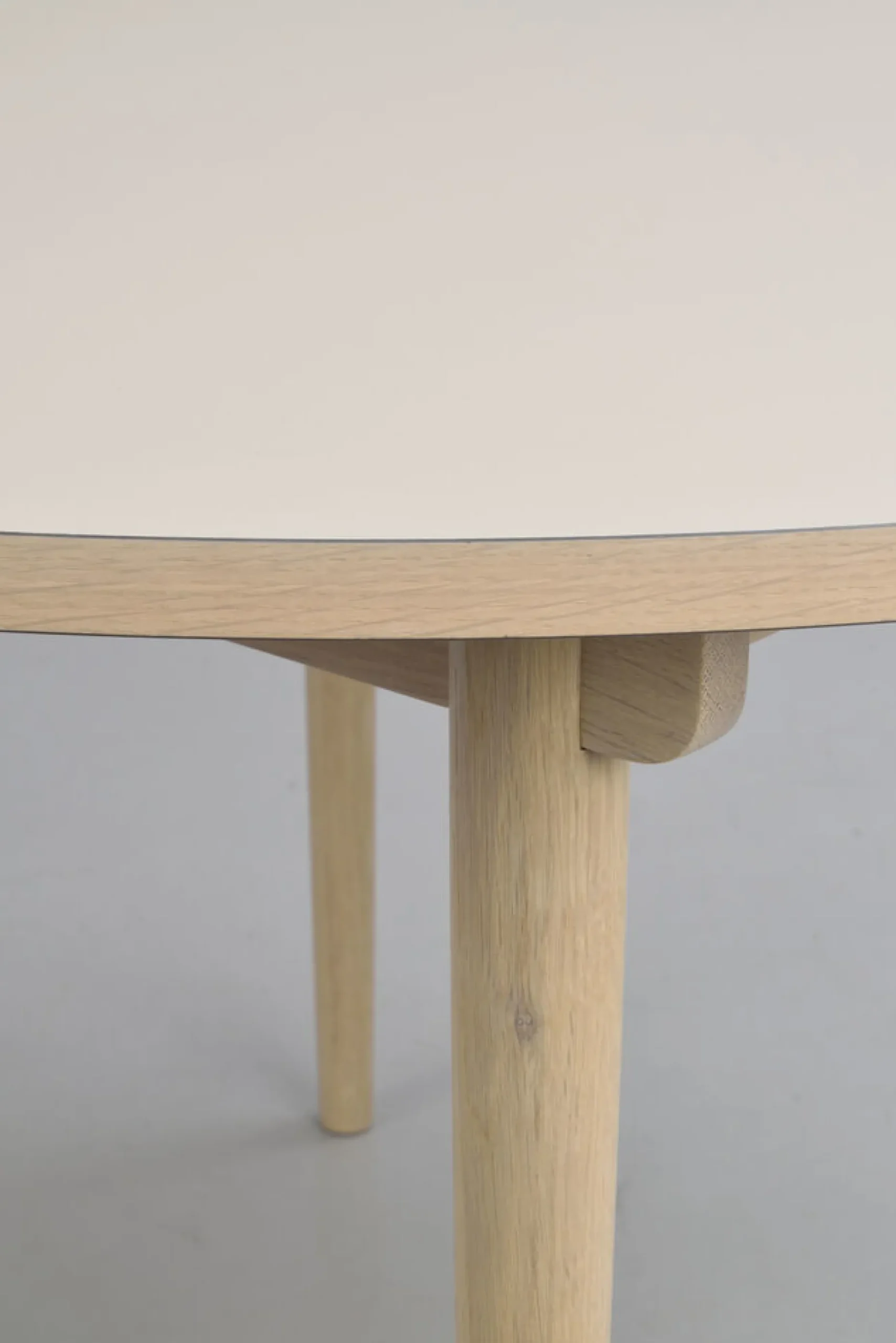 FAIRMOUNT Matbord runt Ø120 beige HPL/vitpigmenterad ek