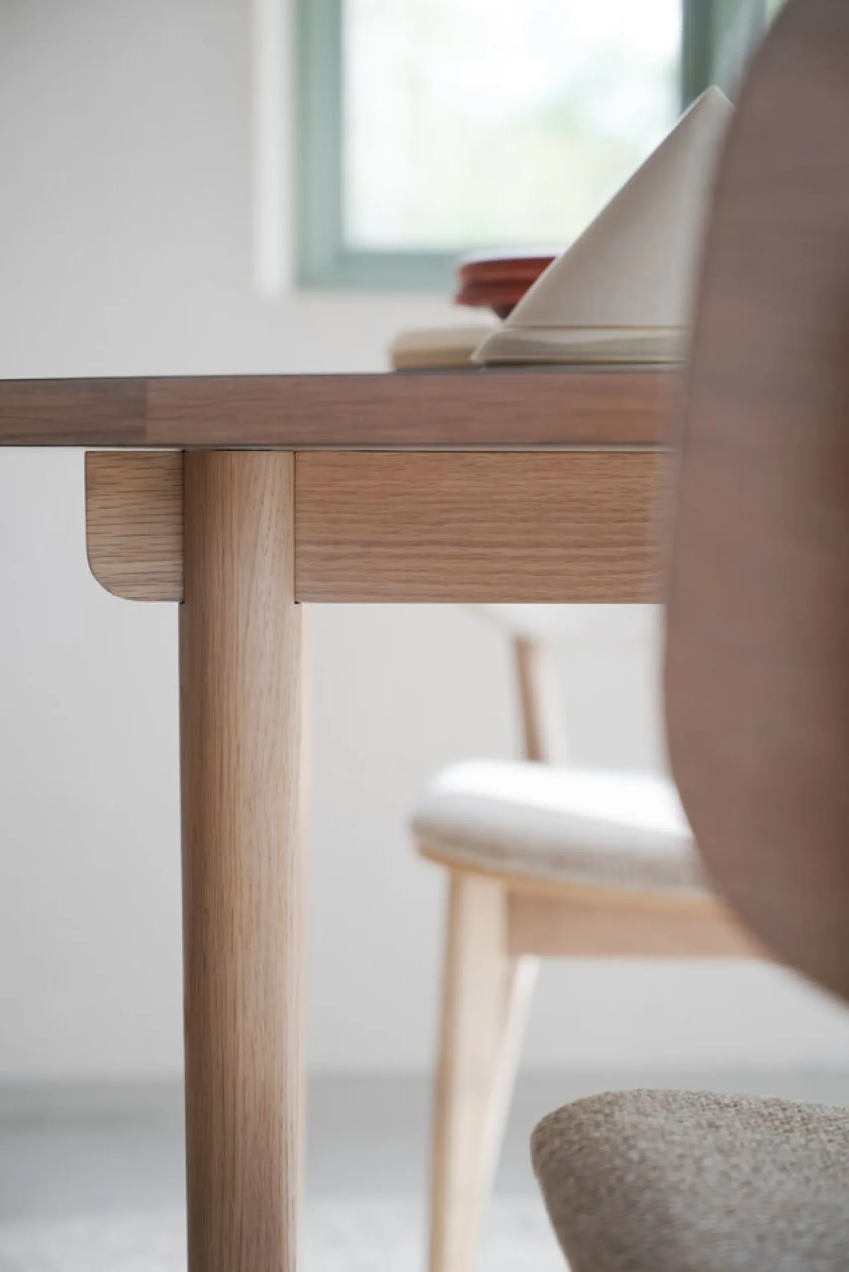FAIRMOUNT Matbord runt Ø120 beige HPL/vitpigmenterad ek