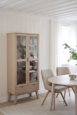 FILIPPA Vitrinskåp 2D 1L vitpigmenterad ek