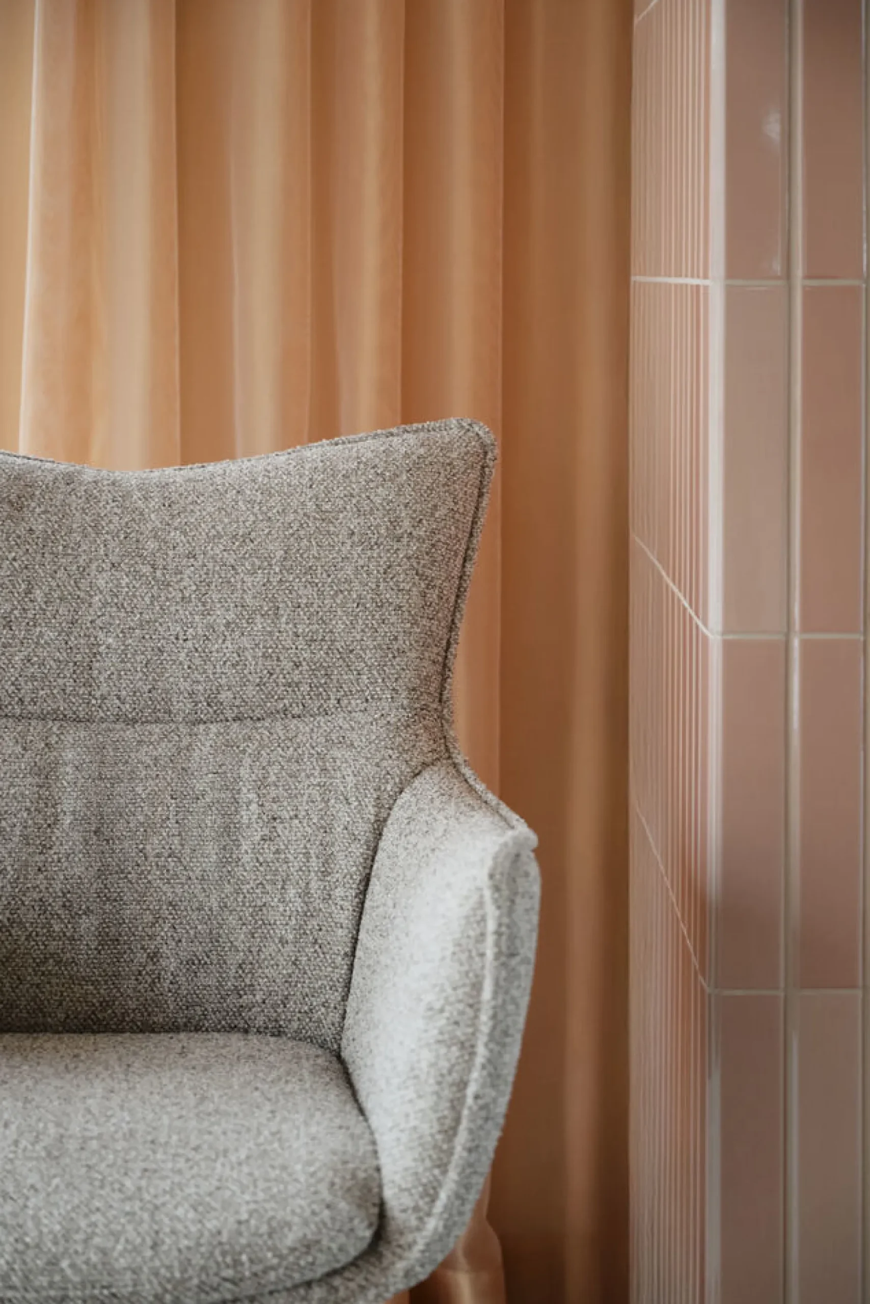 FRESNO Karmstol beige tyg/brun metallfot gung
