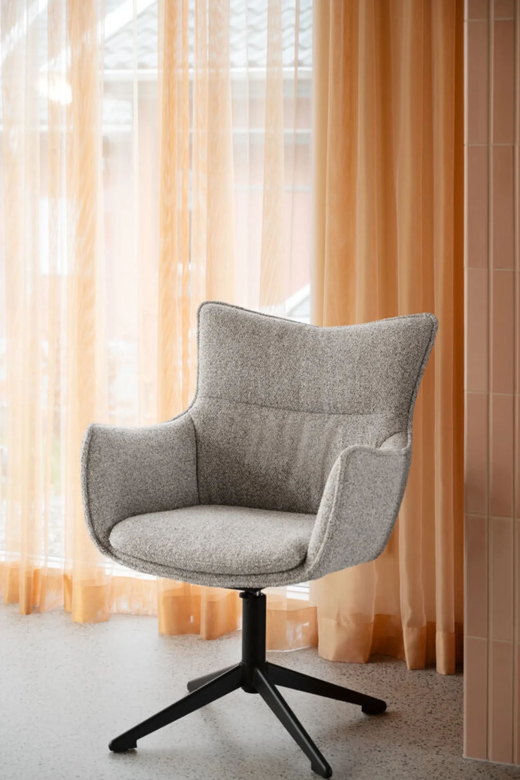 FRESNO Karmstol beige tyg/brun metallfot gung