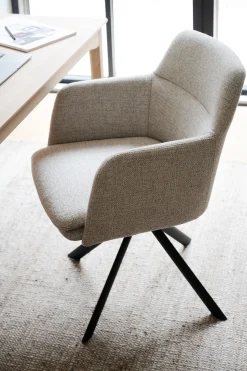 GLADSTONE karmstol ljusbeige tyg/svart metall snurr-tilt