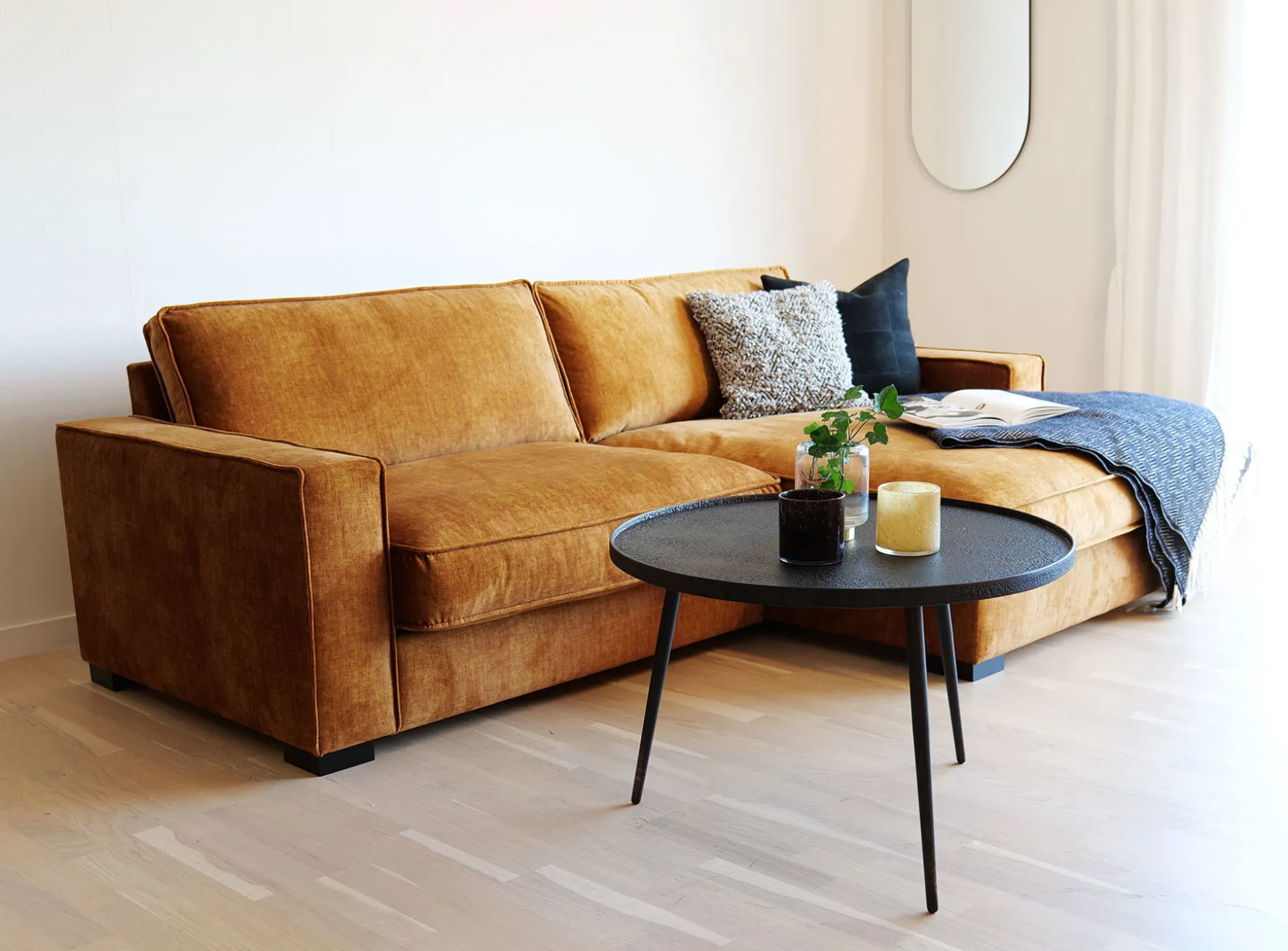 HAYLEY Soffa med divan höger tyg Vogue 9 amber ben i wenge