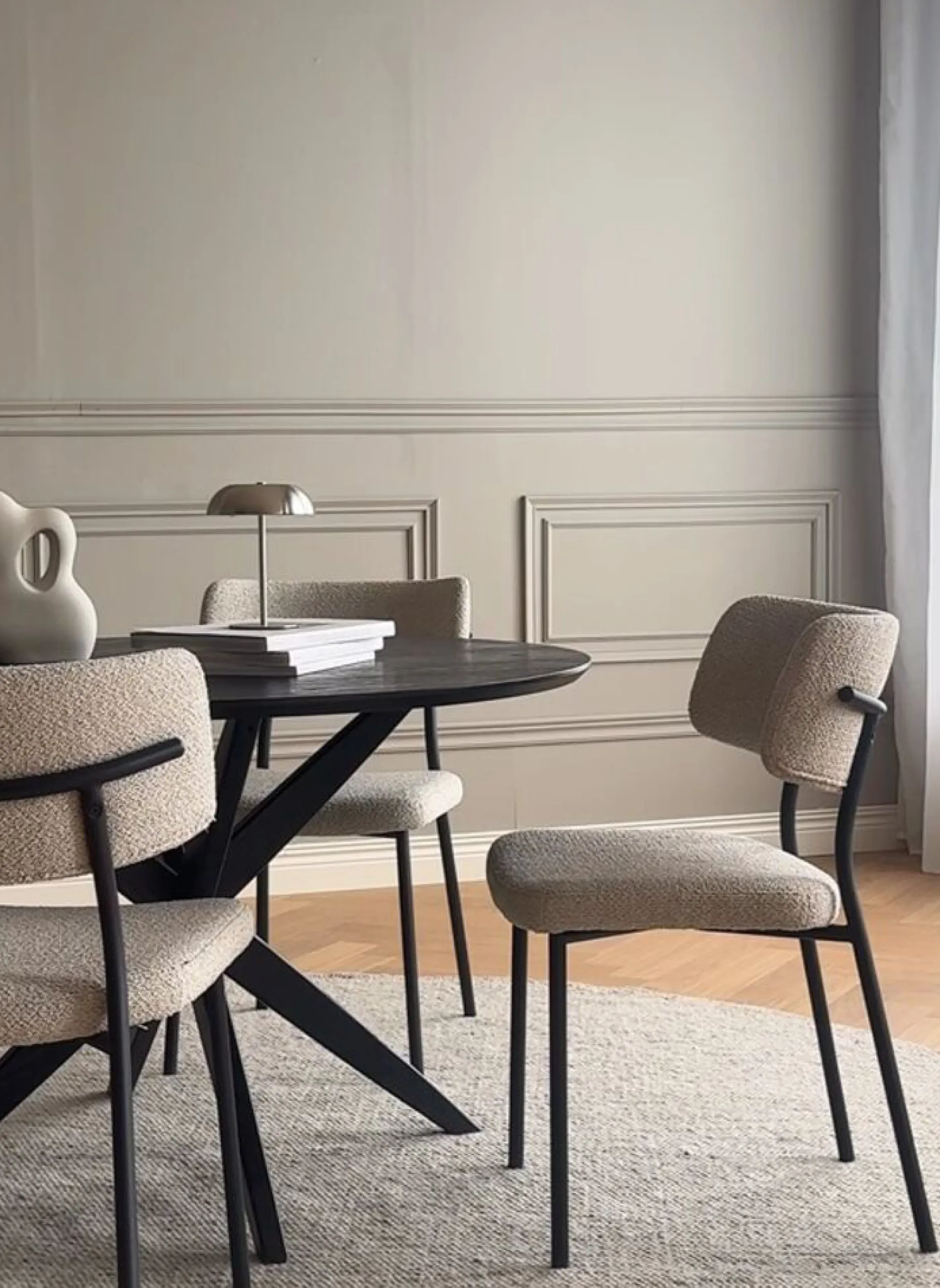 HERBSTER Stol beige tyg/svarta metallben