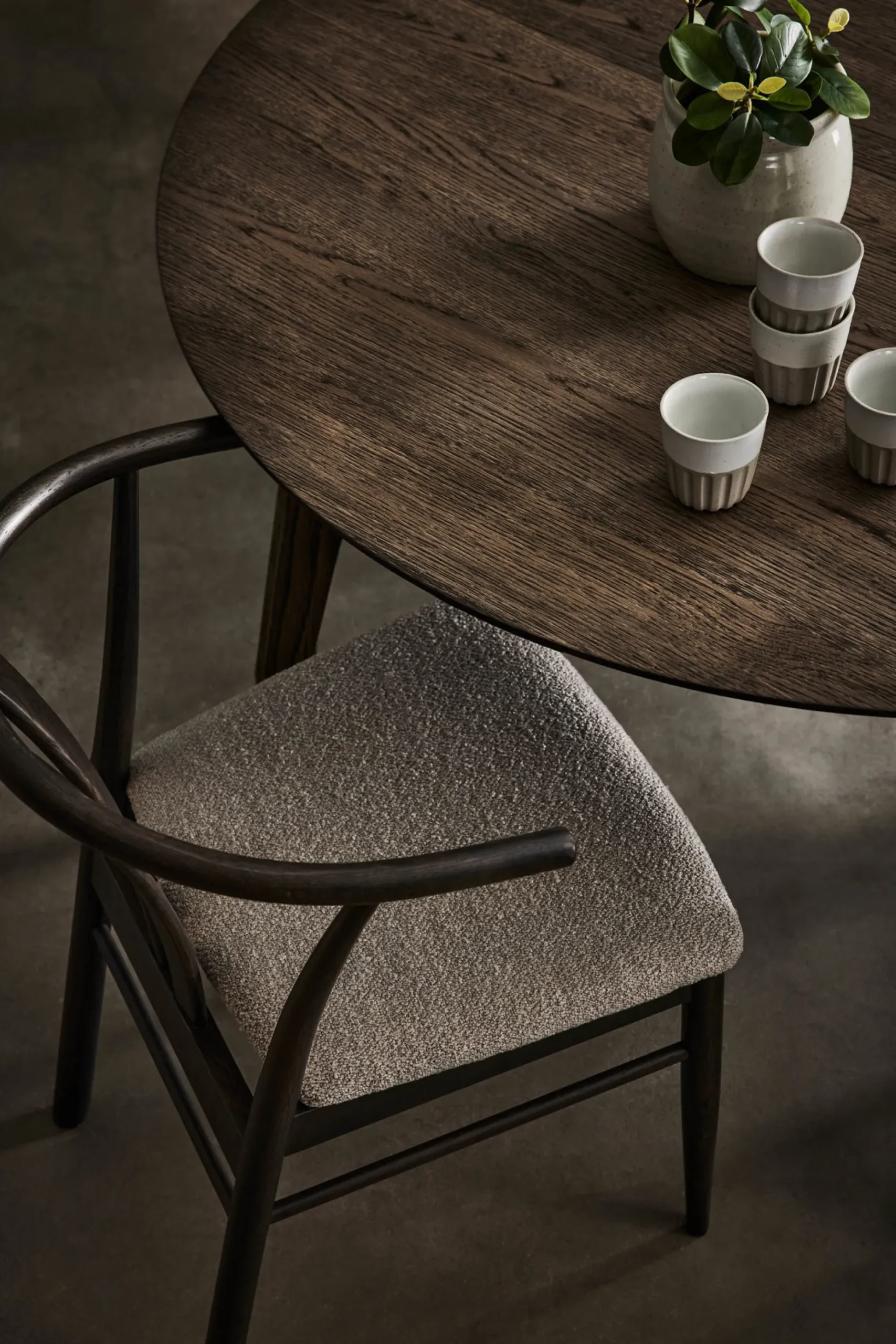 JIVAGO Matstol i lackad mörkbrun ek, sits i tyg alpine grå/beige, foam, Sitthöjd 46,5 cm