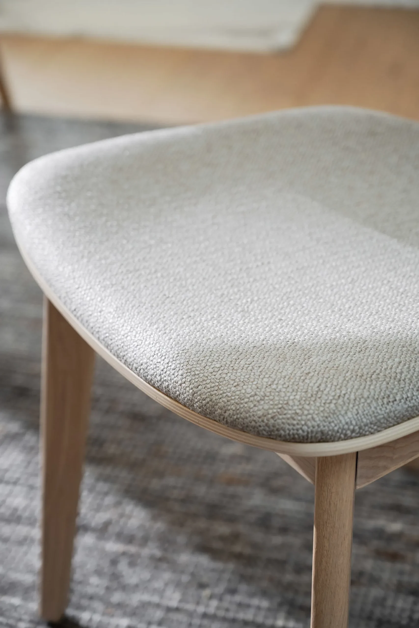 KATO stol vitpigmenterad ek/grå-beige tyg