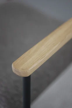 MAYMONT karmstol ekrygg/mörkbeige tyg/svart metall stapelbar