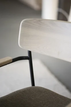 MAYMONT karmstol vitpig.ekrygg/mörkbeige tyg/svart metall stapelbar