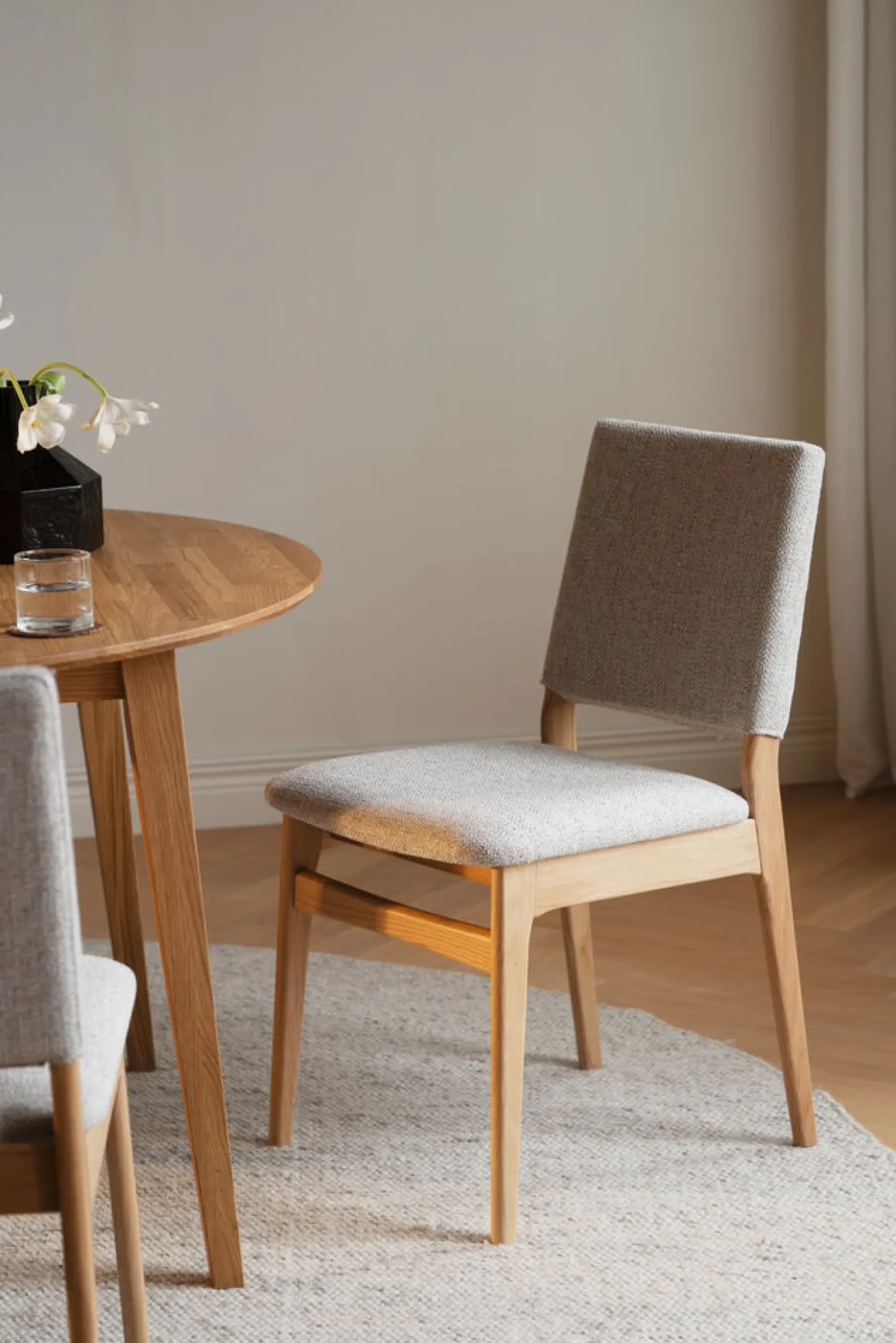 MEDFORD Stol ek/ljusbeige tyg