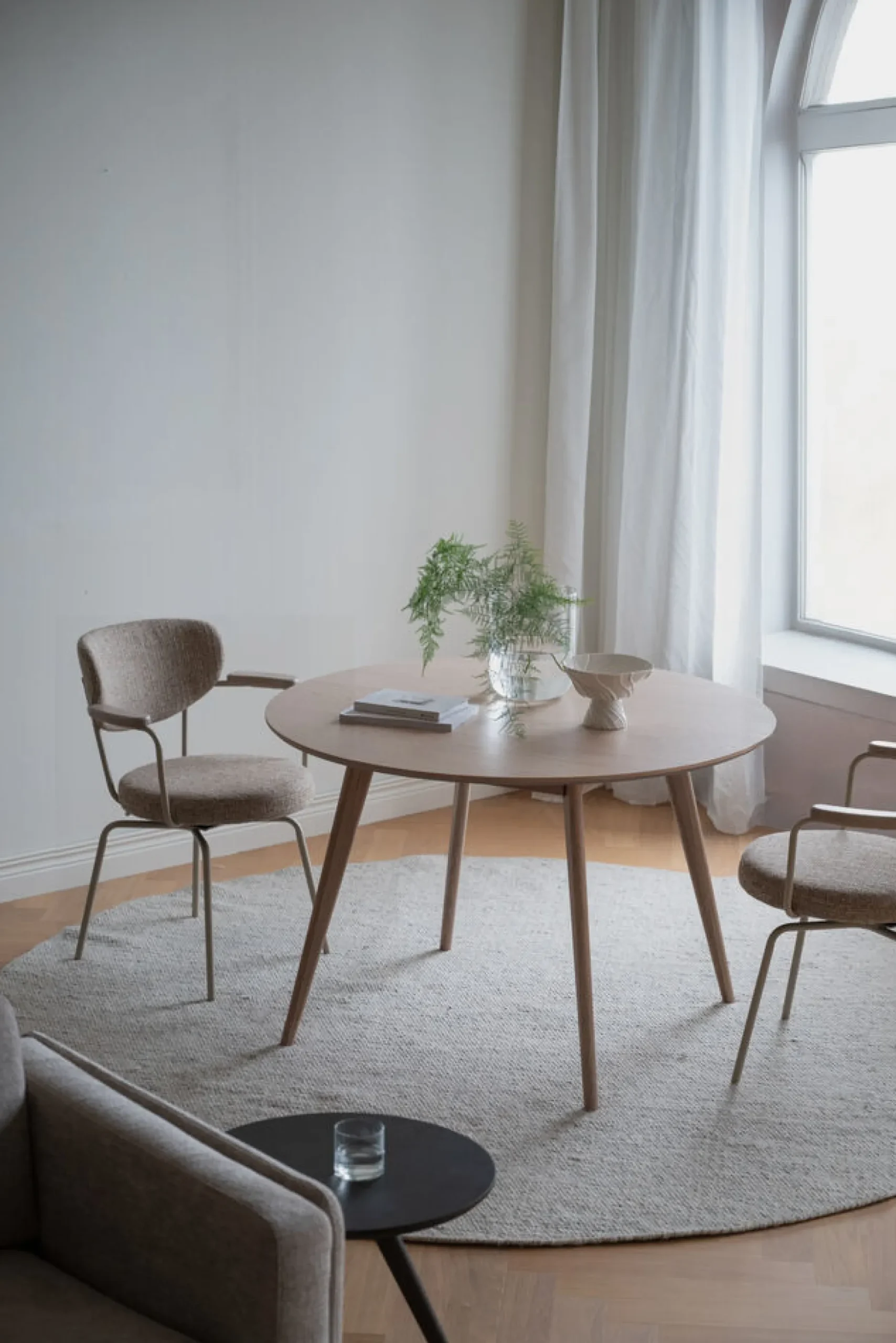 MERRICK Karmstol mörkbeige tyg/beige metall snurr