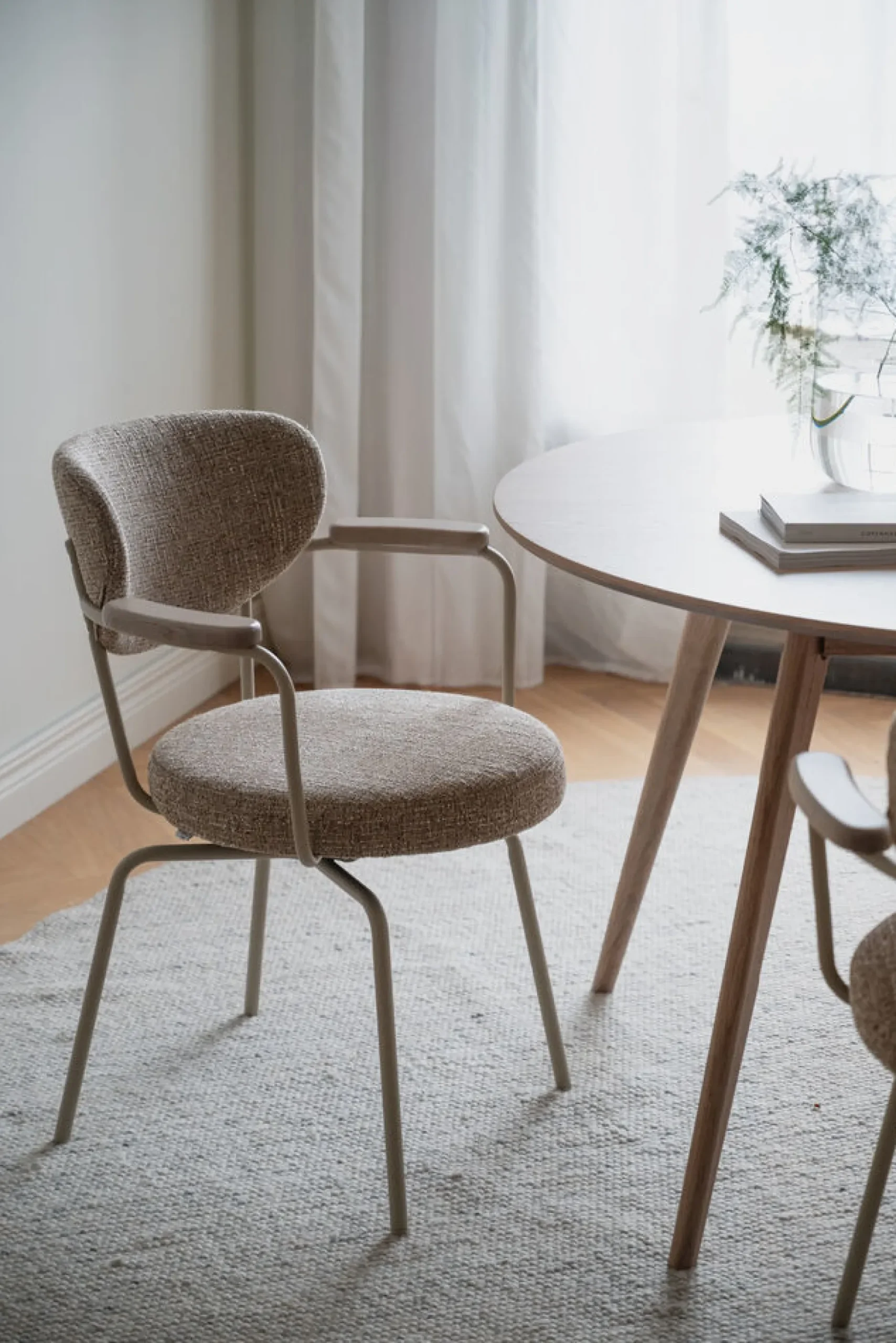 MERRICK Karmstol mörkbeige tyg/beige metall snurr