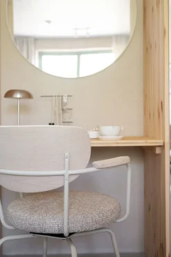 MERRICK Karmstol mörkbeige tyg/vitpigment ek/beige metall snurr