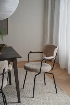 MERRICK Karmstol mörkbeige tyg/vitpigment ek/svart metall snurr
