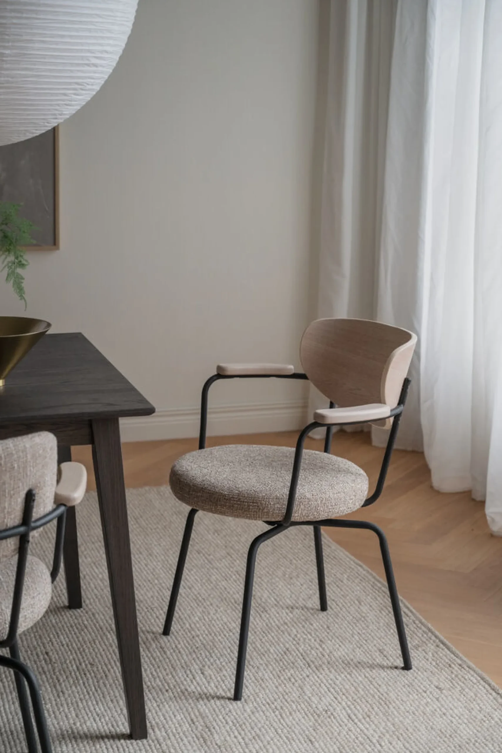 MERRICK Karmstol mörkbeige tyg/vitpigment ek/svart metall snurr