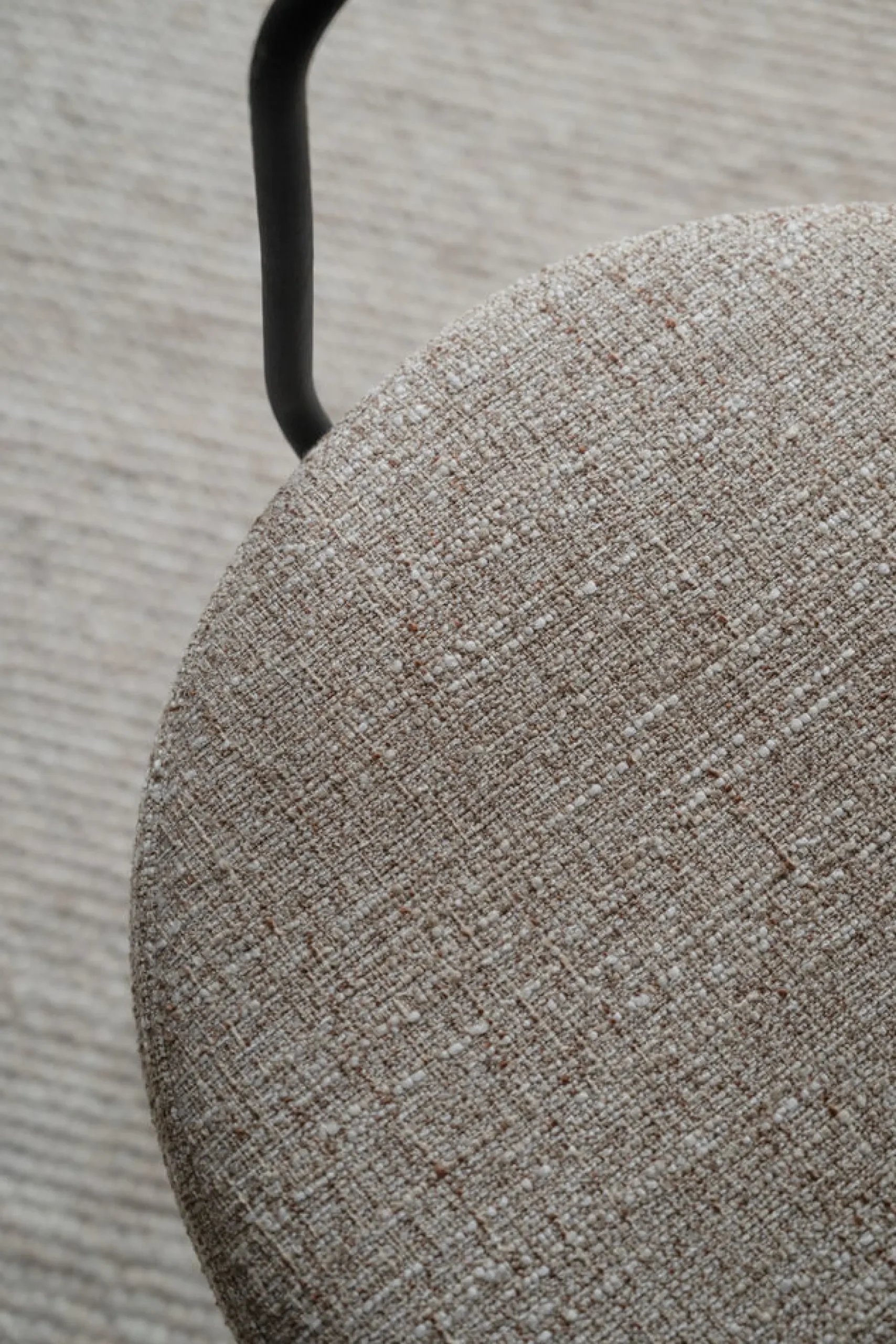 MERRICK Karmstol mörkbeige tyg/vitpigment ek/svart metall snurr