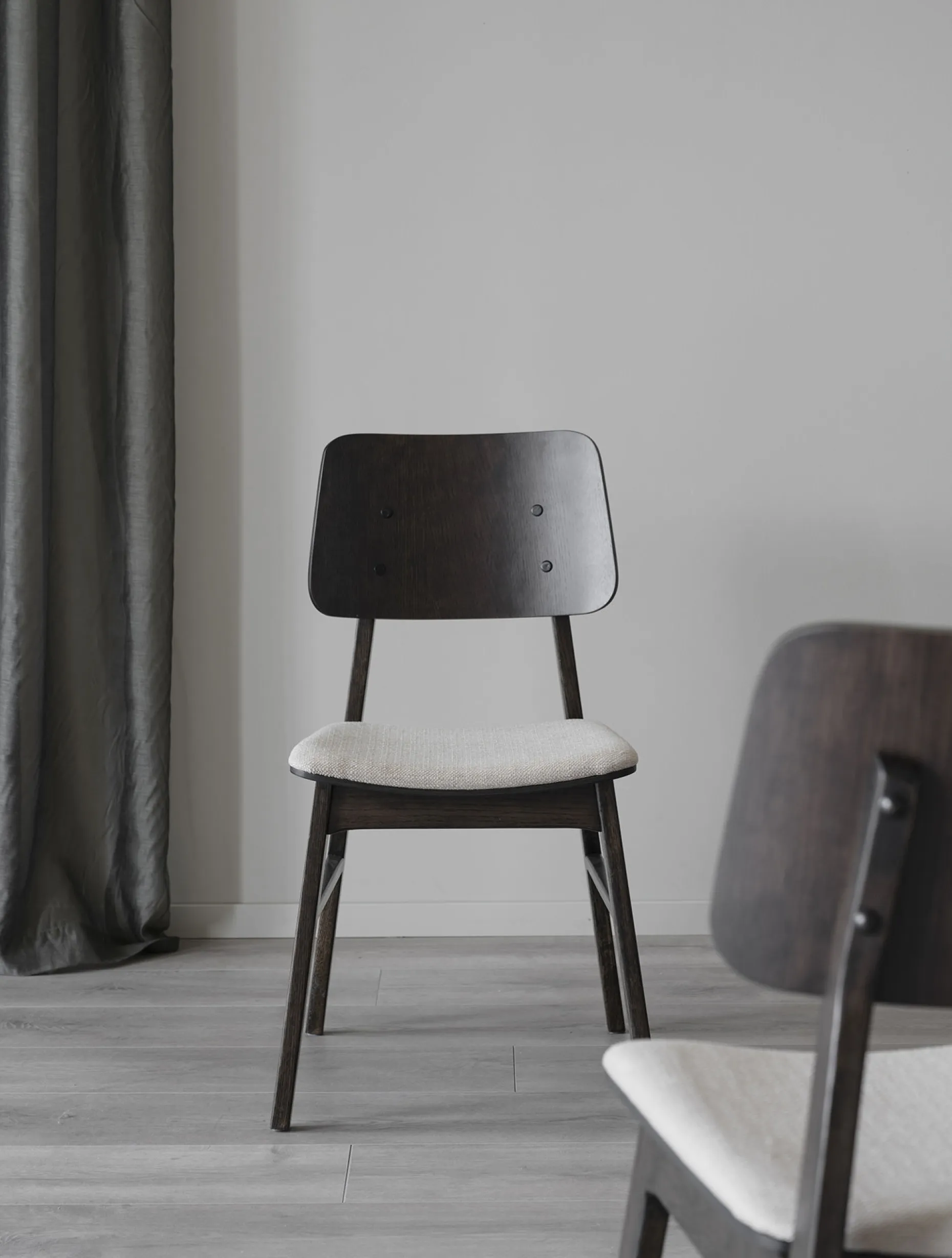 NAGANO Stol brunlackad massiv ek plywood ekfanér tyg beige