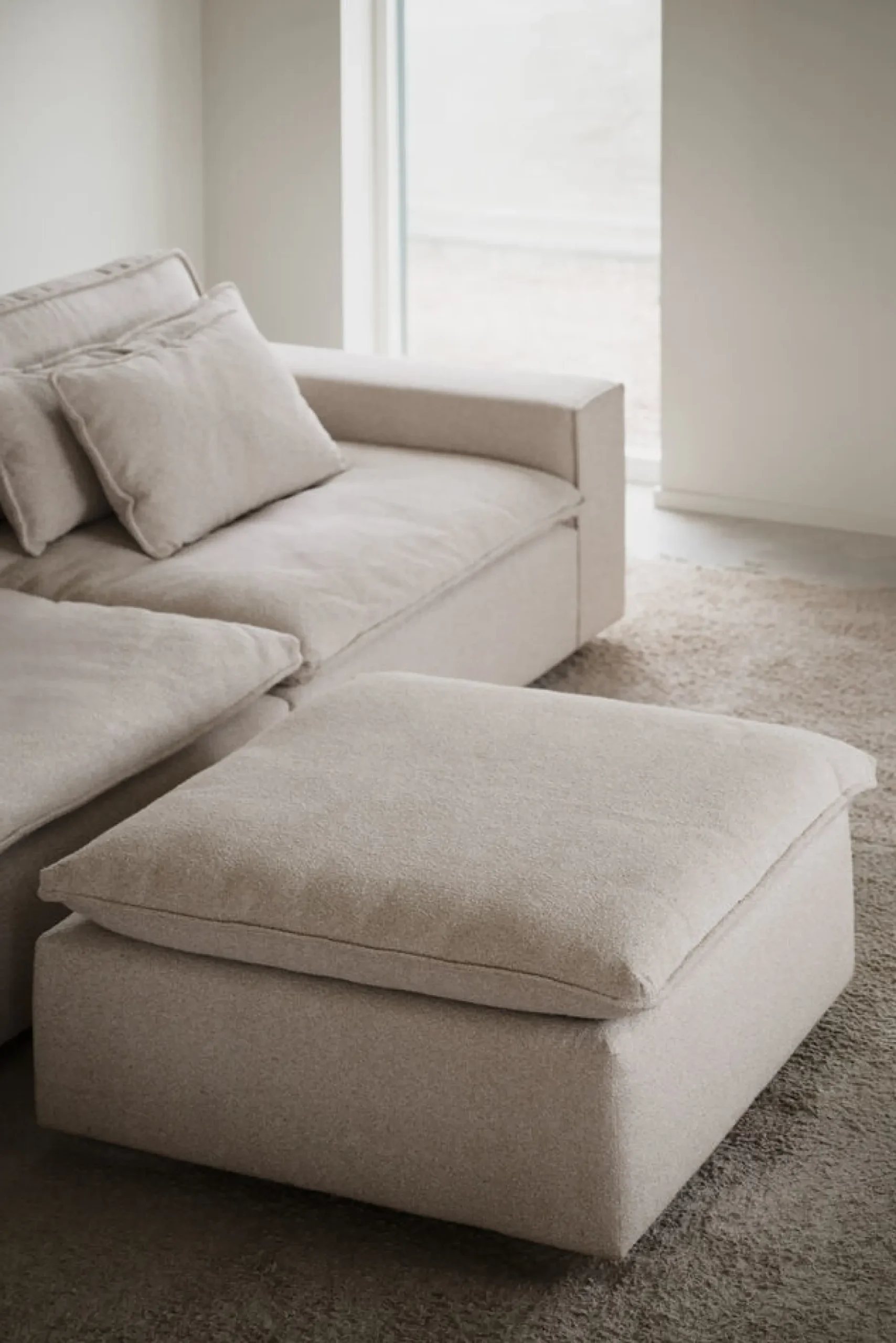 RAWLINS Fotpall ljusbeige tyg Sandra #903 (k2)