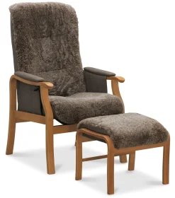 STINA fåtölj med pall manuell, fårskinn Sahara/tyg Maison 21, armstöd ek