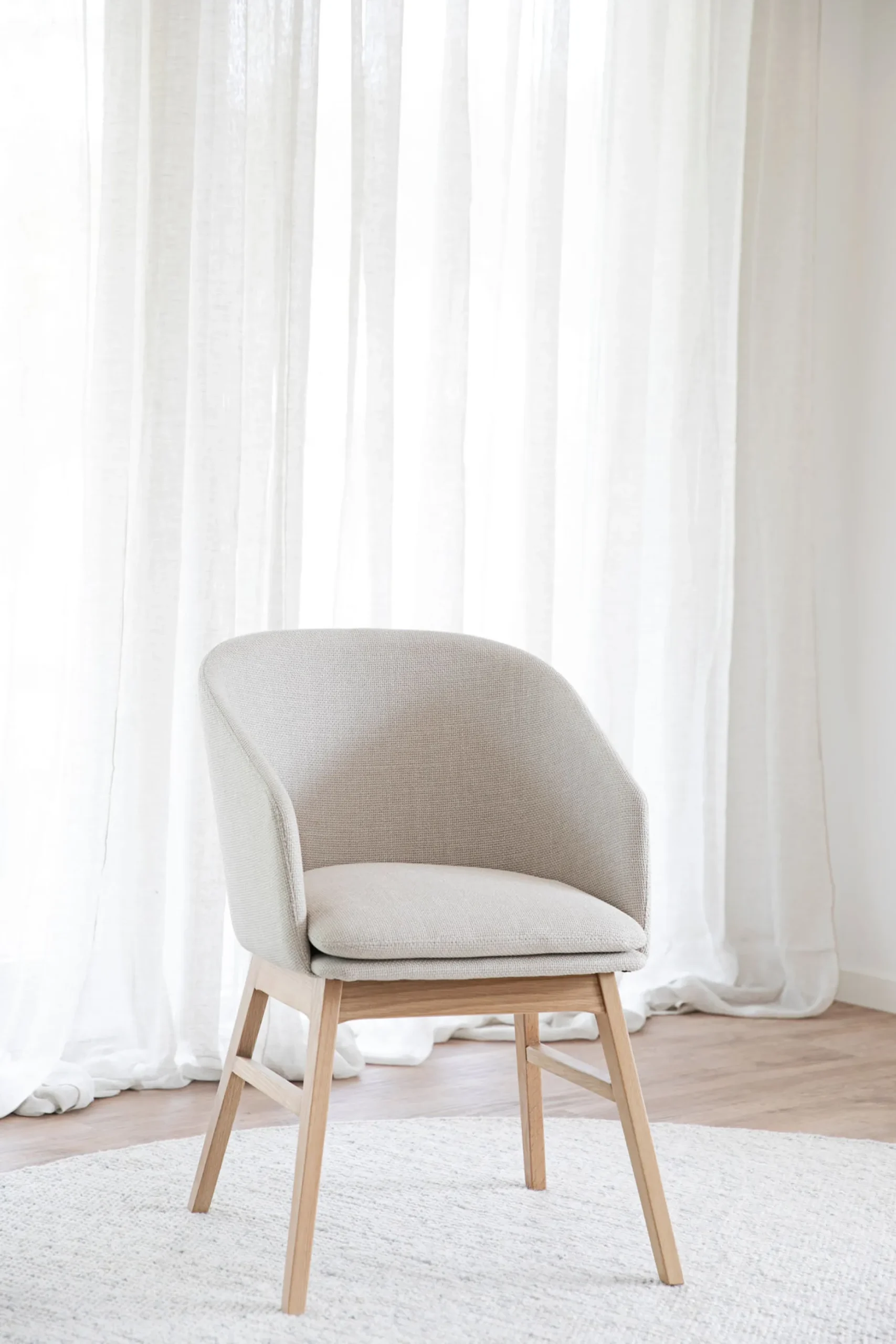 WINDHAM karmstol beige tyg/ekben